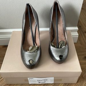 Uterque pewter open toe pump/metallic